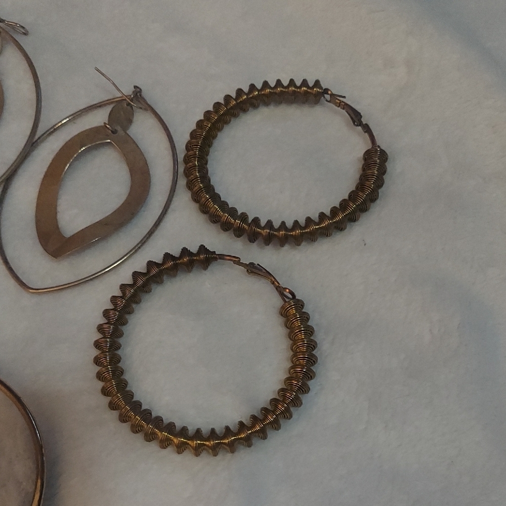 6/$10 9 Pc Set Of Vintage Gold and Silver Earring Collection - Picture 6 of 9